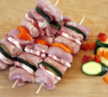 Spiedini di pollo e salsiccia