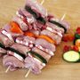 Spiedini di pollo e salsiccia