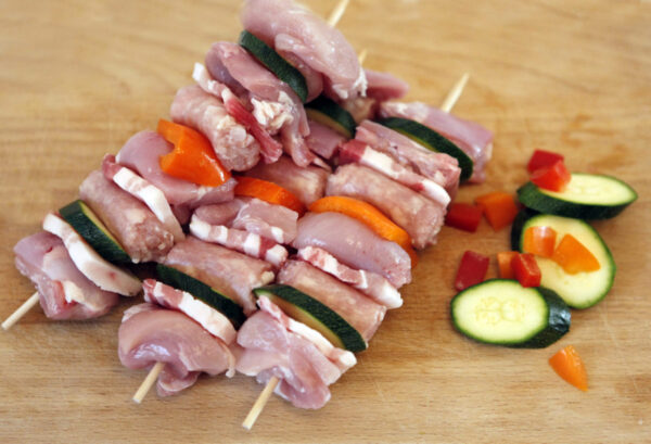 Spiedini di pollo e salsiccia - immagine 13